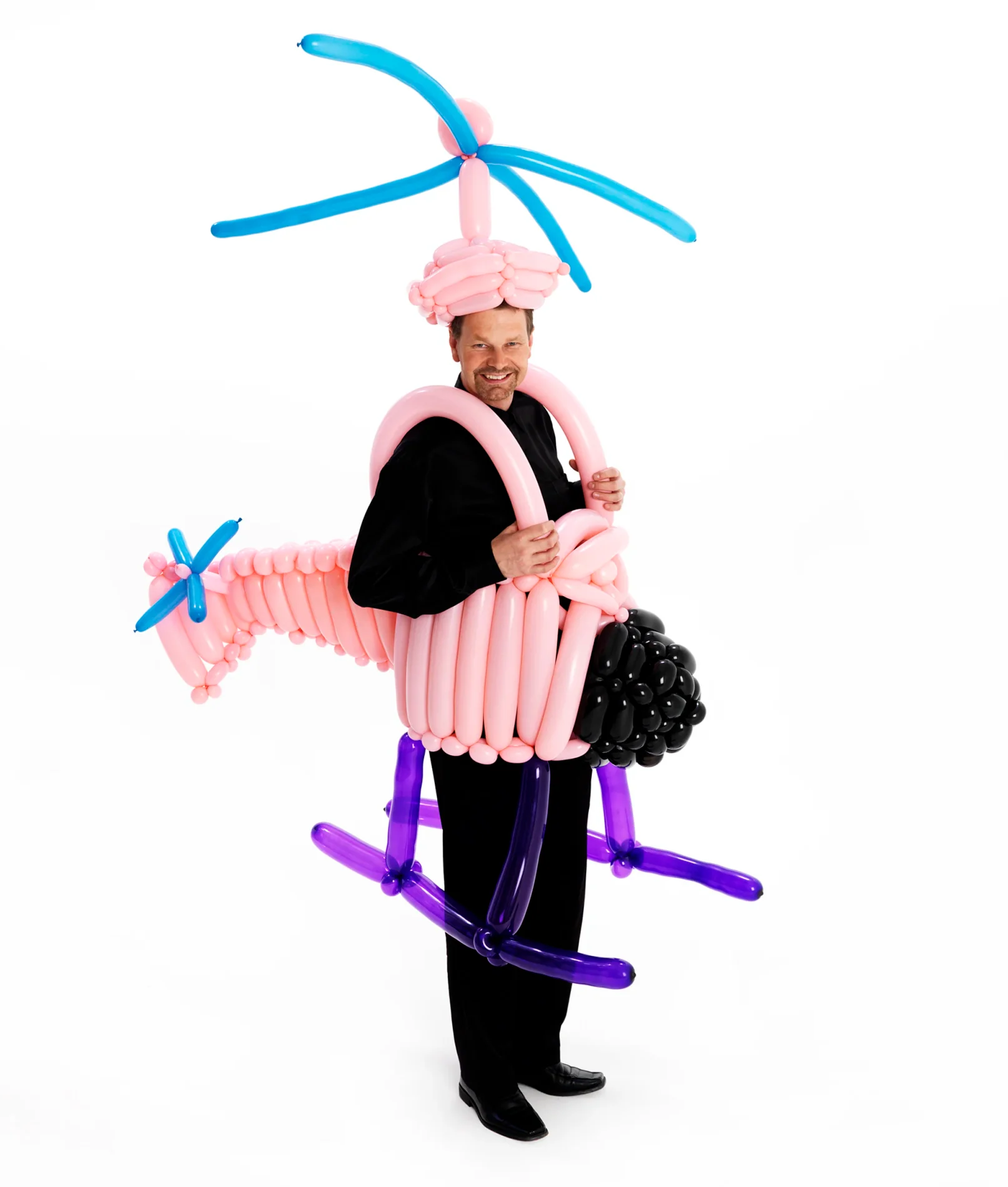 Mr. Goran ler iförd en rosa ballonghelikopter med propeller på huvudet