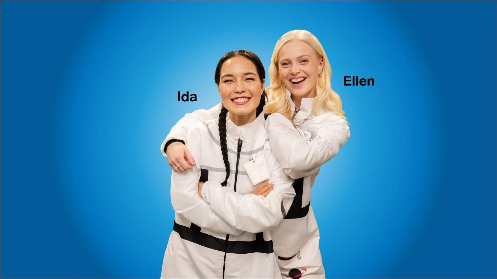 Ida On och Ellen Särnevång i rymdoveraller mot blå bakgrund, med namnen Ida och Ellen intill