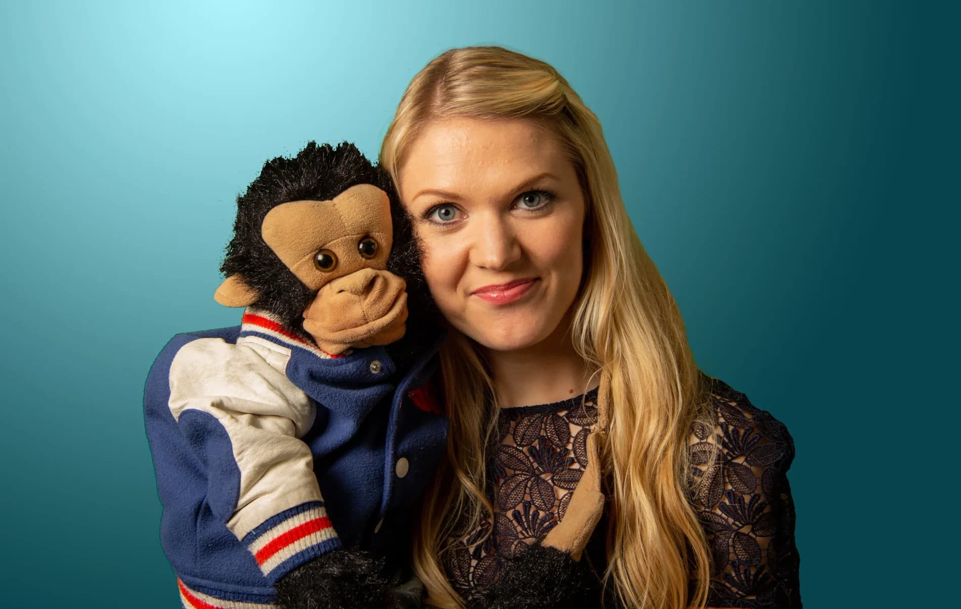 Zillah och Totte kind mot kind framför turkos bakgrund, Totte i blå collegejacka